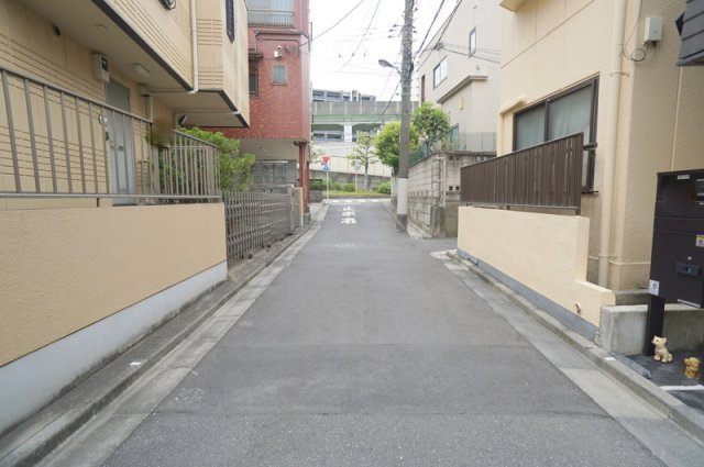 上中里２　戸建の前面道路含む現地写真|東側　公道　幅員約3.8m
