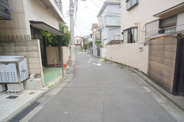 上中里２　戸建の前面道路含む現地写真|東側　公道　幅員約3.8m
