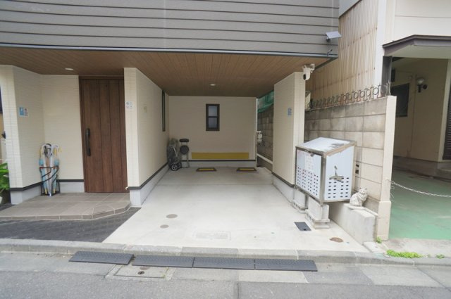 上中里２　戸建の駐車場