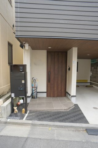 上中里２　戸建の玄関