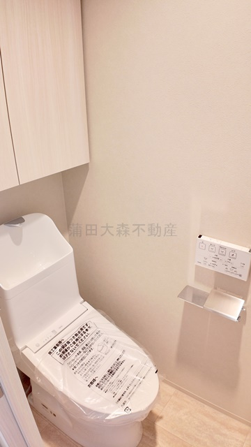 シーズンフラッツ大森西のトイレ|吊戸棚収納と温水洗浄便座付きのトイレ　
