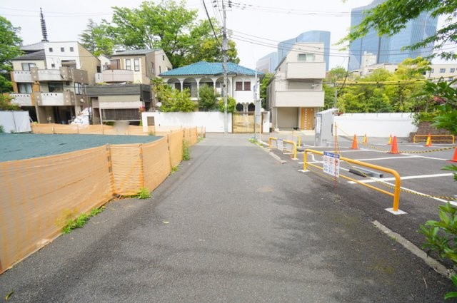 高輪３　土地の前面道路含む現地写真|南東側幅員現況約3.3m~3.9m私道(法42条2項)
セットバック後約3.6m~4.0m