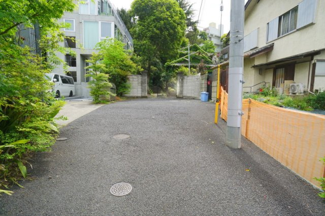 高輪３　土地の前面道路含む現地写真|南東側幅員現況約3.3m~3.9m私道(法42条2項)
セットバック後約3.6m~4.0m