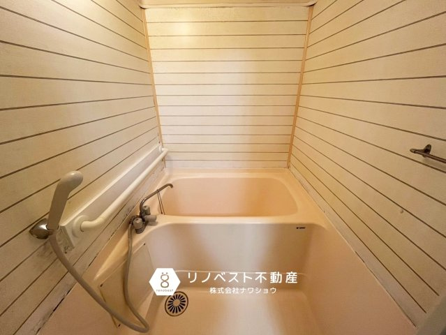 ハイタウン石切E棟の浴室|自動お湯はり機能付きの浴室。
手すり付きで、お年寄りや小さなお子様がいても安心♪