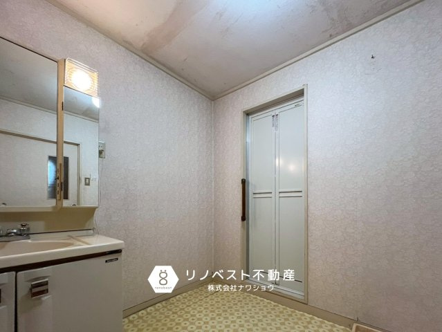 ハイタウン石切E棟の洗面所|広々とした洗面室。
洗濯機置場と独立洗面台も完備◎
