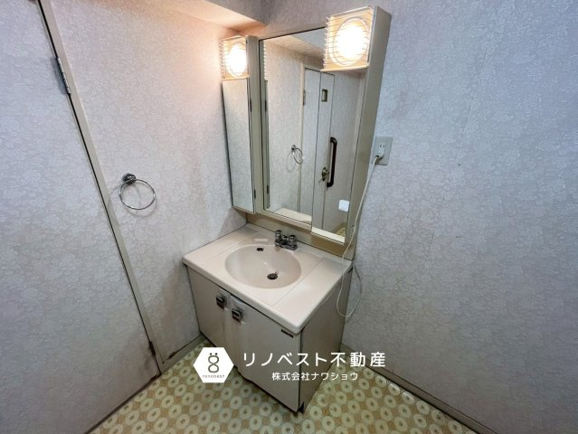 ハイタウン石切E棟の独立洗面台|【リノベスト不動産】弊社では売却のご相談も受付中！まずは一度ご相談ください♪