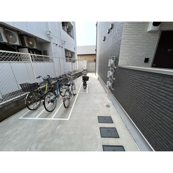 フェリーチェ石津の駐車場