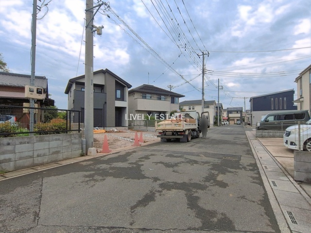 越谷市大字三野宮 新築分譲住宅の前面道路含む現地写真
