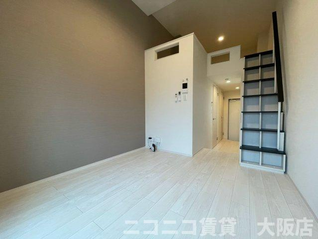 京都市伏見区淀新町のアパートの居間・リビング