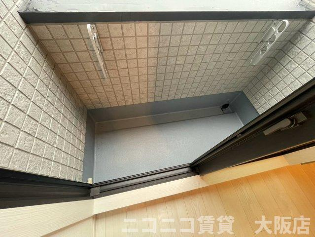 京都市伏見区淀新町のアパートのバルコニー