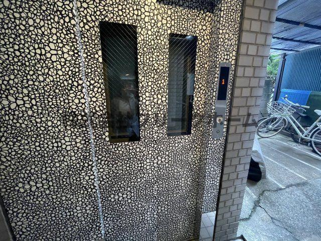 三鷹市下連雀３丁目の賃貸マンションのエントランス
