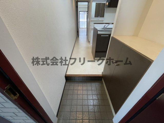 三鷹市下連雀３丁目の賃貸マンションの玄関