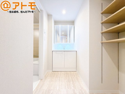 【独立洗面台】 | メゾン聖ヶ丘 | 三面鏡の中は収納になっているため、スッキリとした洗面台を保つことができます♪