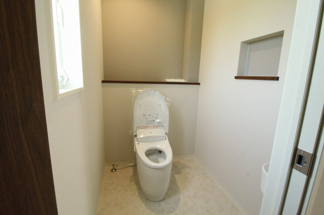 瀬戸東町　A号地　新築戸建　（全6区画）のトイレ|1Ｆ　広めのトイレです