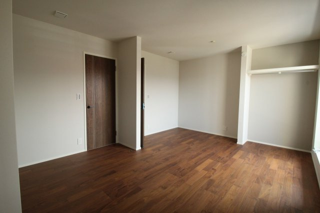 瀬戸東町　A号地　新築戸建　（全6区画）の洋室|2Ｆ　南　5.5帖+南西　5.5帖の部屋　　必要に応じて二間に仕切れます！