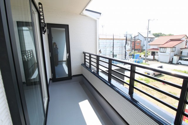 瀬戸東町　A号地　新築戸建　（全6区画）のバルコニー|2階の各居室から出入りできます！