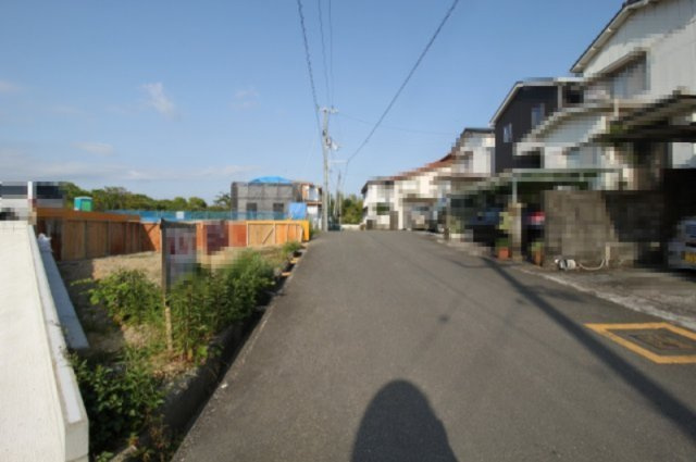 瀬戸東町　A号地　新築戸建　（全6区画）の前面道路含む現地写真|幅　5.2ｍ