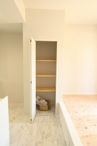 瀬戸東町　A号地　新築戸建　（全6区画）の収納|パントリー②　カップボードの両脇に収納あります！