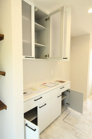 瀬戸東町　A号地　新築戸建　（全6区画）のキッチン|カップボード　キッチン背面の大容量の収納