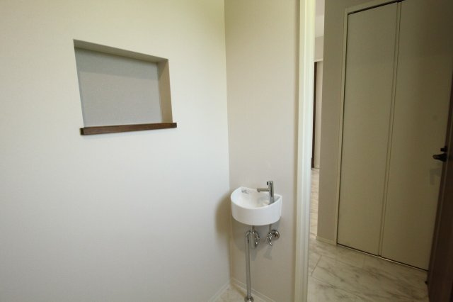 瀬戸東町　A号地　新築戸建　（全6区画）のトイレ|1Ｆ　広めのトイレです