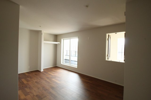 瀬戸東町　A号地　新築戸建　（全6区画）の洋室|2Ｆ　南　5.5帖+南西　5.5帖の部屋　　必要に応じて二間に仕切れます！