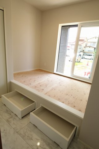 瀬戸東町　A号地　新築戸建　（全6区画）の和室|3.0帖　畳コーナー　小上がり畳の下には収納があります