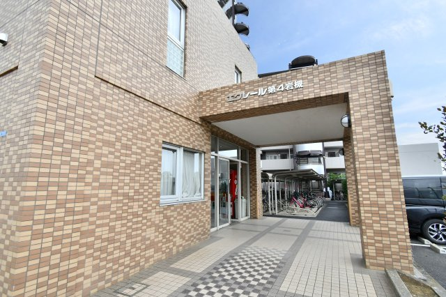 エクレール第四岩槻|落ち着いた色調のタイル貼りが、住まいの品格を物語る外観アプローチ。スロープも併設されており、ベビーカーや車椅子での移動もスムーズです。手入れの行き届いた植栽が、住まう人を優しく迎え入れます。