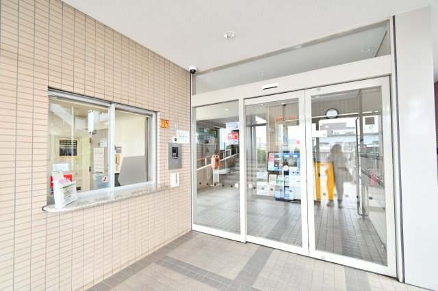 エクレール第四岩槻のエントランス|オートロック付きで防犯面に配慮された、安心感のあるエントランスホールです。管理が行き届いた共用部は、日々の暮らしに心地よさを提供。エレベーターは全階停止し、快適な移動をサポートします。