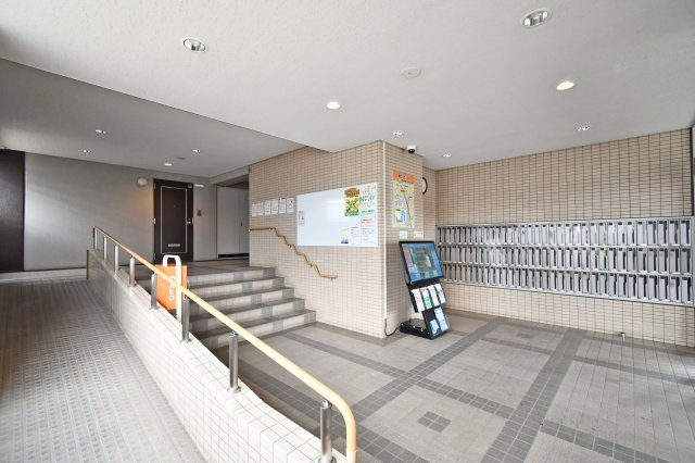 エクレール第四岩槻のその他共用部分|管理の行き届いた清潔感のある共用ロビーです。広々とした空間は住まう人の品格を映し出し、日々の暮らしに安心感を与えます。エレベーターは全階停止するため、スムーズな移動が可能です。
