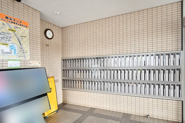 エクレール第四岩槻の設備|整然と並ぶメールコーナーは、マンションの管理体制の良さを物語ります。オートロックの外側に配置されており、スマートな動線で郵便物の確認が可能です。日常の利便性を支える大切な共用設備です。