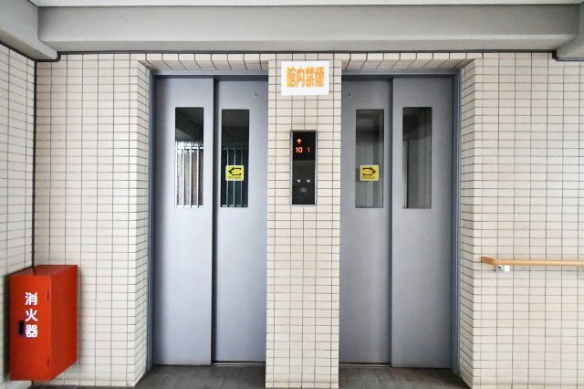 エクレール第四岩槻のその他共用部分|全階停止するエレベーターで、11階への移動もスムーズで快適です。手入れの行き届いた清潔感のある共用部は、管理体制の良さを物語ります。毎日の外出や帰宅をストレスなくサポートしてくれる、安心の設備です。
