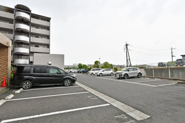 エクレール第四岩槻の駐車場|敷地内に平置き駐車場が付いています。出し入れがスムーズな平面タイプで、日々のカーライフも快適にサポート。空き状況については随時確認可能ですので、お気軽にお問い合わせください。