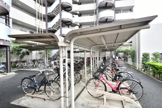 エクレール第四岩槻の駐輪場|屋根付きの駐輪スペースを確保しており、大切な自転車を雨風から守ります。整理された駐輪環境はマンションの管理体制の良さを象徴。近隣への買い物や駅までの移動など、自転車派の方にも嬉しい設備です。