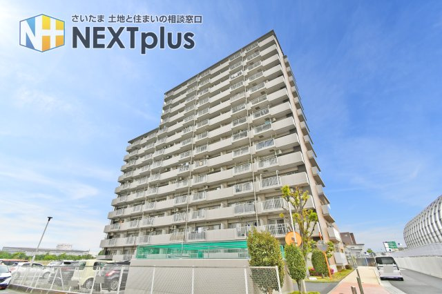 エクレール第四岩槻の外観|14階建の102戸からなる、SRC・RC造の重厚感ある外観です。11階の角部屋は日当たり・通風・眺望ともに良好。オートロック付きで、大切なペットとも一緒に暮らせる環境が整っています。