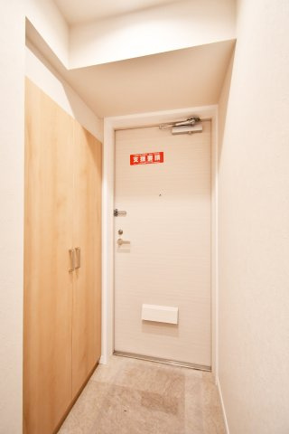 エクレール第四岩槻の玄関|白を基調とした明るい玄関が、帰宅した家族を優しく迎えます。トールサイズのシューズボックス付きで、散らかりがちな玄関先もスッキリ。新規リノベにより、清潔感あふれるモダンな空間に生まれ変わりました。