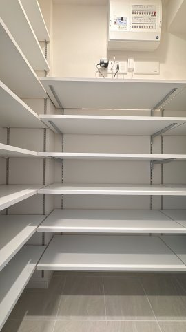 【収納】 | 照葉ザ・タワー☆仲介手数料半額☆ | 大容量のウォークインクローゼット。季節物から趣味の道具まで、賢く整理整頓できます。