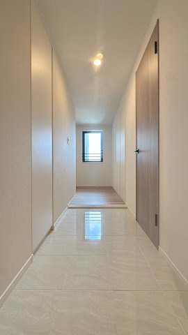 【玄関】 | 照葉ザ・タワー☆仲介手数料半額☆ | 収納力のあるシューズボックスを備えたスッキリとした玄関。落ち着いた内装が、住まいの顔としてお客様や家族を優しく迎え入れます。毎日を気持ちよくスタートできる、清潔感のある空間です。