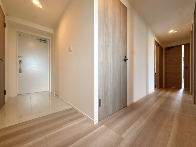 【内装】 | 照葉ザ・タワー☆仲介手数料半額☆ | 住まいの顔となる玄関は、気品漂うデザイン。収納力豊富なシューズボックスを備えています。
