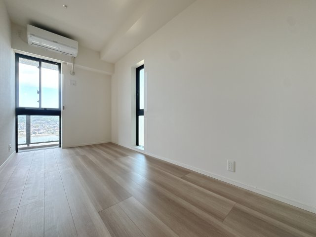 【洋室】 | 照葉ザ・タワー☆仲介手数料半額☆ | 各居室に窓があり、通風・採光ともに良好です。プライベートな時間もゆったりと快適に過ごせる設計になっています。