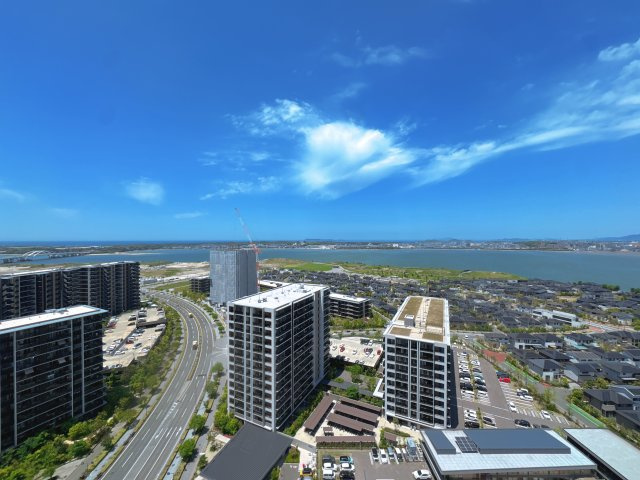 【展望】 | 照葉ザ・タワー☆仲介手数料半額☆ | 街全体の電柱・電線がすべて地下に埋設されています。これにより、タワーマンションや街路樹、そして広い空が遮るものなく視界に入り、非常に洗練された印象を与えます。