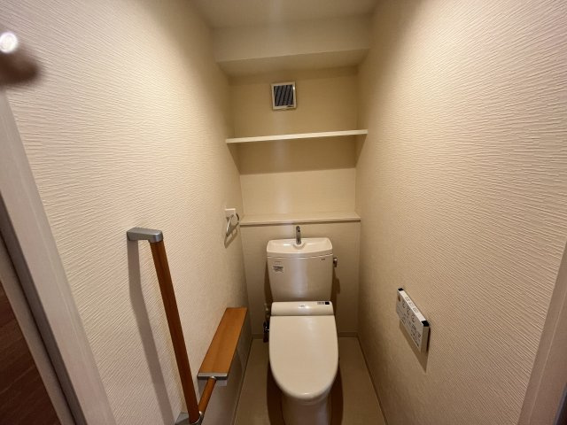 レ・モンデ新潟のトイレ|温水洗浄暖房便座になります。