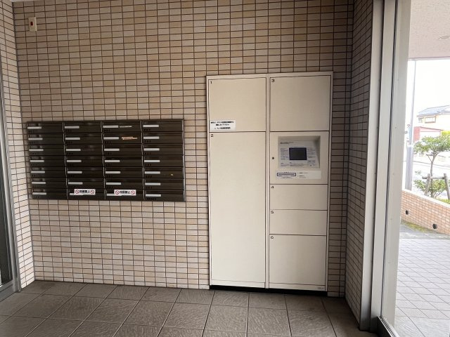レ・モンデ新潟のその他共用部分|宅配ボックスになります。 留守でもお荷物の再配達の手間が省けますね。

