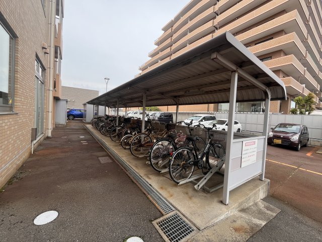レ・モンデ新潟のその他共用部分|駐輪場とバイク置場