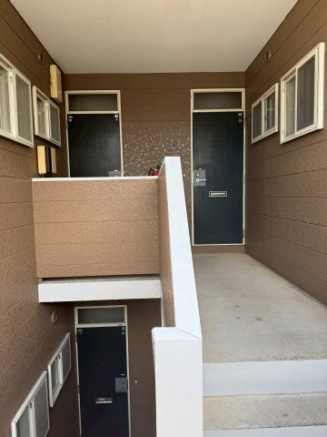 十和田市　一棟アパートの玄関