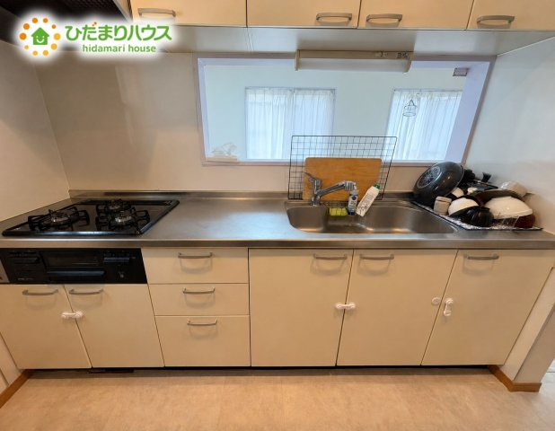 野田市宮崎　中古戸建　平成18年築のキッチン|手元は隠しながら、リビングとも会話できるオープンキッチン♪							
