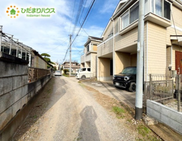 野田市宮崎　中古戸建　平成18年築の前面道路含む現地写真|前面道路はセットバック込みで約4ｍです♪　周辺の方しか通らないし道路なので、ゆっくり焦らず駐車ができますね♪