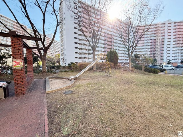 武庫川はなのまち30号棟の外観|同シリーズのマンションが立ち並ぶ広々とした敷地内には、広場や砂場、すべり台、ブランコなどを備えた公園が複数整備されています。天気の良い日や隙間時間に利用しやすい環境で、子育て世帯の方にもお勧めです。