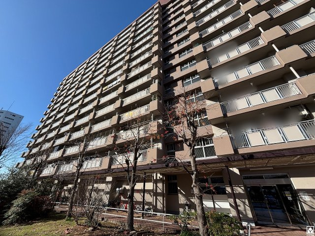 武庫川はなのまち30号棟の外観|コープや100円ショップのワッツなどが出店するショッピングモール「メルカードむこがわ」まで徒歩11分。専門店や飲食店も豊富で、日々のお買い物がスムーズになります。