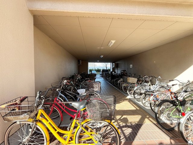 武庫川はなのまち30号棟の駐輪場|屋根付き駐輪場を設置。雨や日差しの影響を受けにくく、大切な自転車の保管にも便利です。
