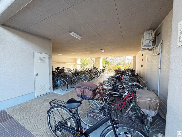 武庫川はなのまち30号棟の駐輪場|平置きの駐輪場なので、さまざまなタイプの自転車を置きやすい仕様です。